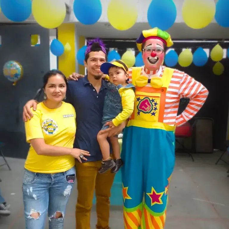 El Payaso Payín posa con una familia durante un festejo en CDMX