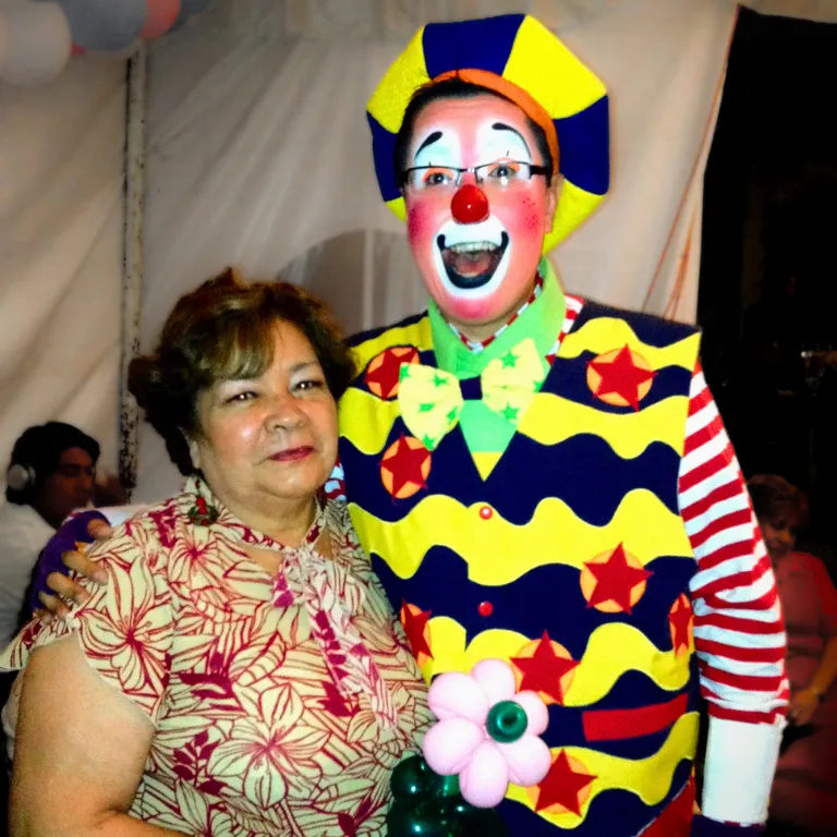 El Payaso Payín posa sonriente con una invitada adulta durante un show para adultos en CDMX