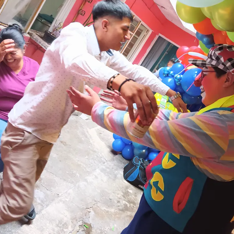Un invitado participa en una dinámica con el Payaso Payín en una fiesta de adultos
