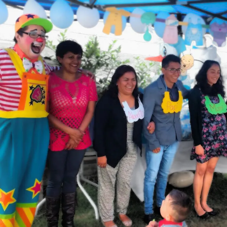 Payasos Payín conduce la revelación de género en un baby shower en Iztapalapa, Ciudad de México