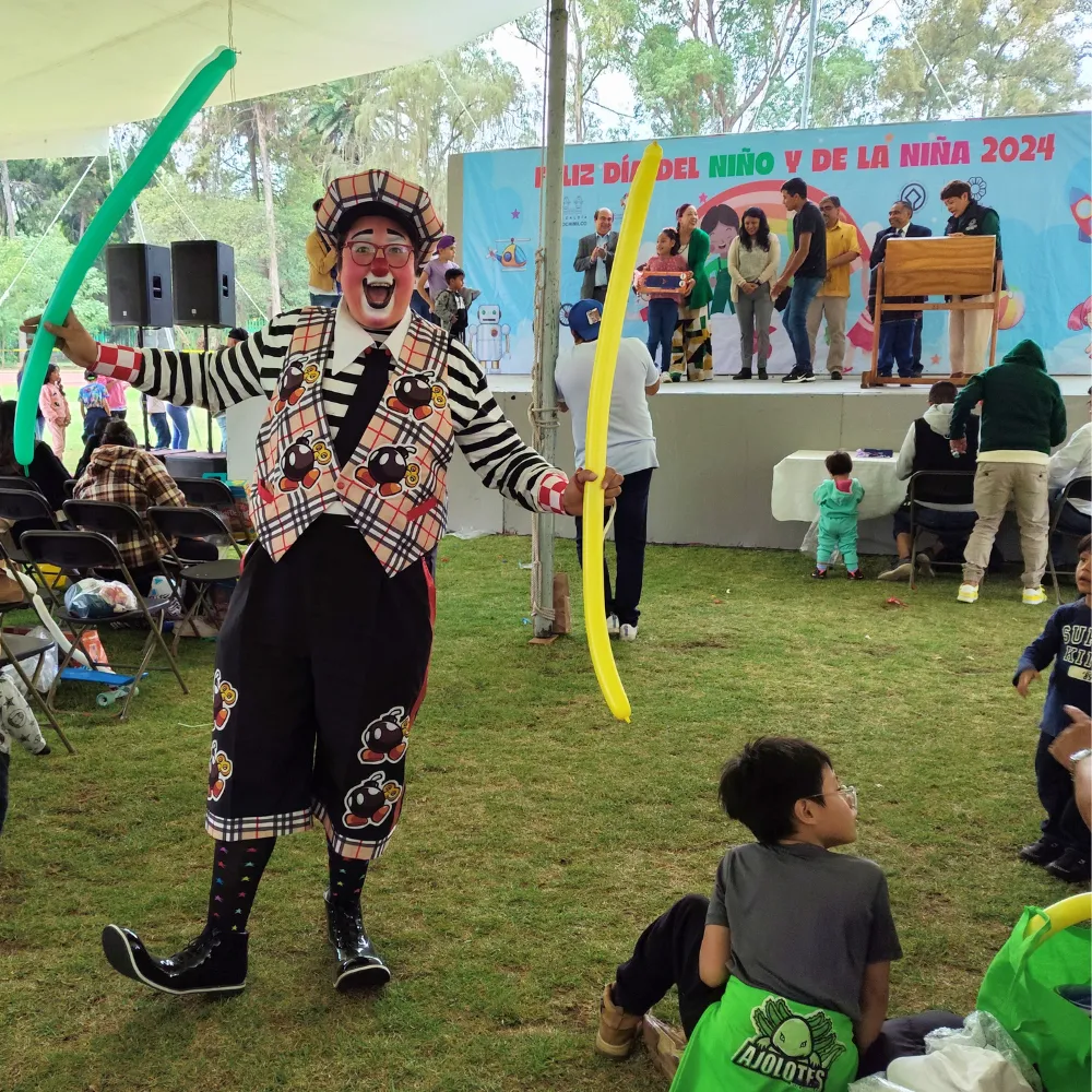 El Payaso Payín anima a los niños con espadas de globos en un festejo infantil al aire libre
