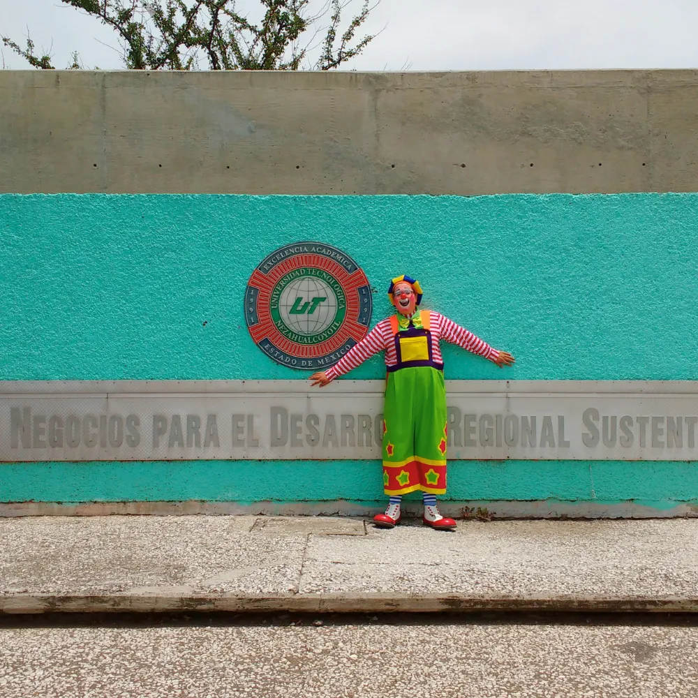 El Payaso Payín posa en una universidad después de animar un evento para estudiantes