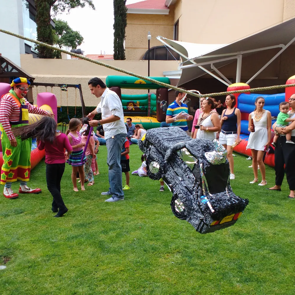 El Payaso Payín juega con niños y papás junto a una piñata e inflables en un festejo del Día del Niño