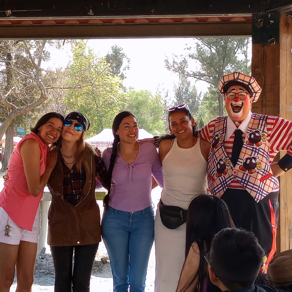 Un grupo de mujeres posa con el Payaso Payín después de un show para adultos