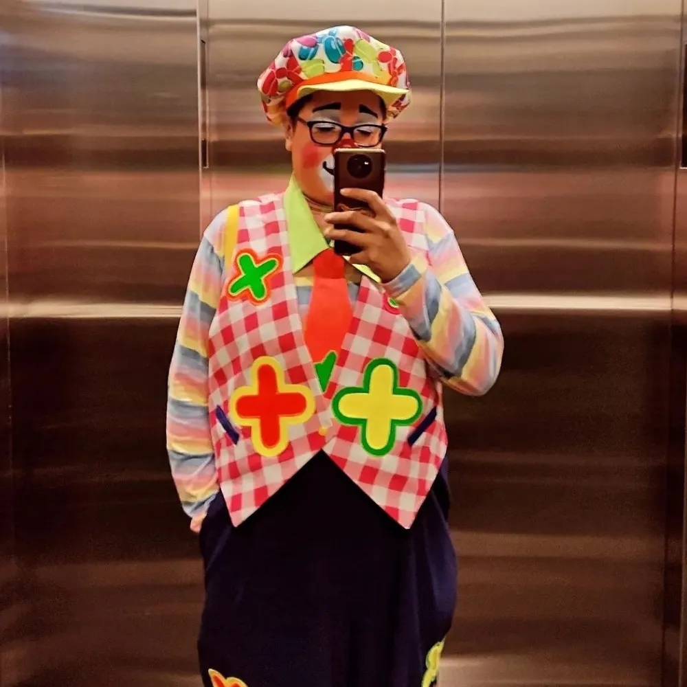 El Payaso Payín se toma una foto en el elevador antes de entrar a animar un evento