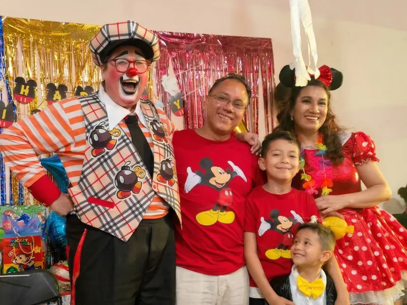 Familia disfrutando el show de Payasos Payín en su fiesta