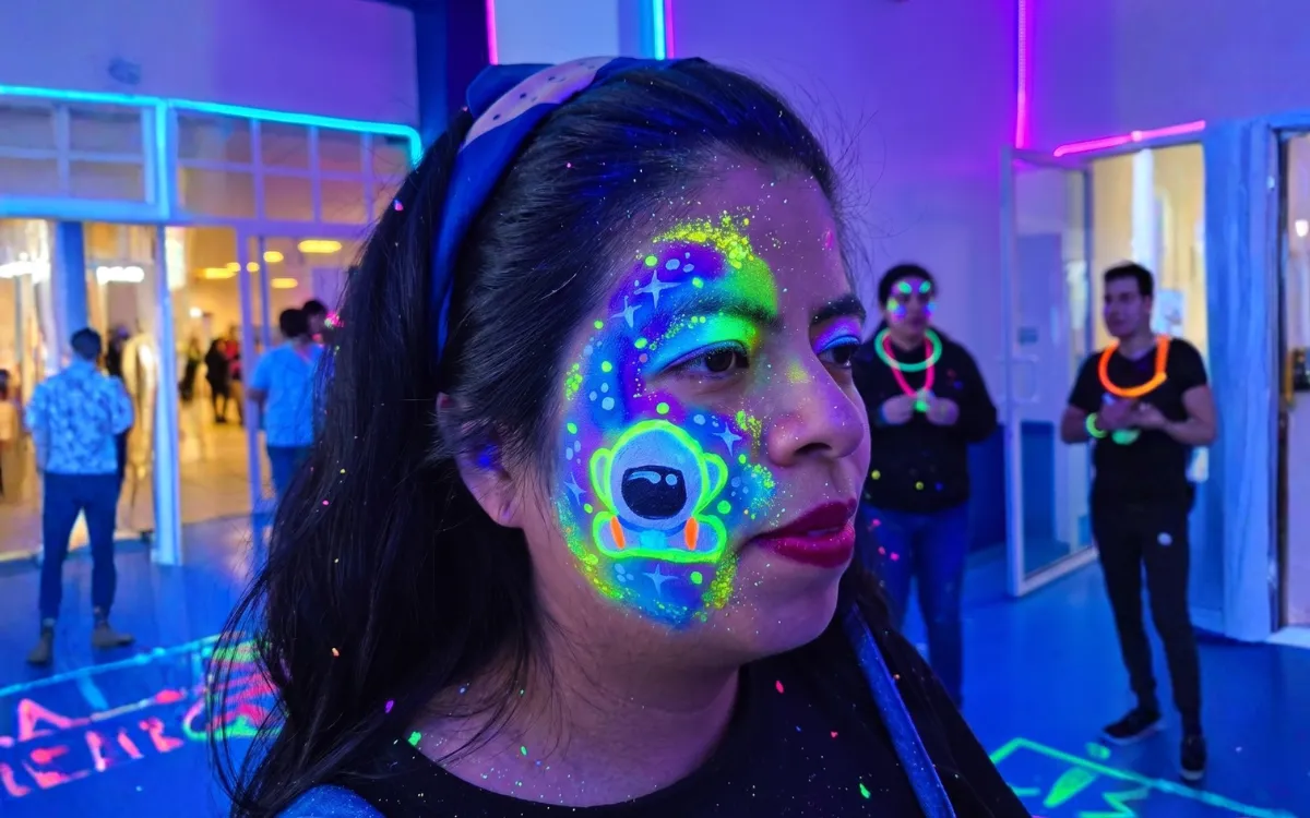 Maquillaje de pintacaritas neón Glow Party en fiesta de Nezahualcóyotl