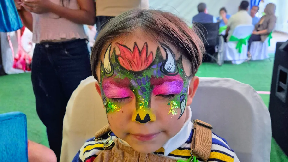 Maquillaje profesional de pintacaritas de alta gama diseño de Bowser de Mario Bros con detalles neón para eventos particulares - Paquete Premium Payasos Payín
