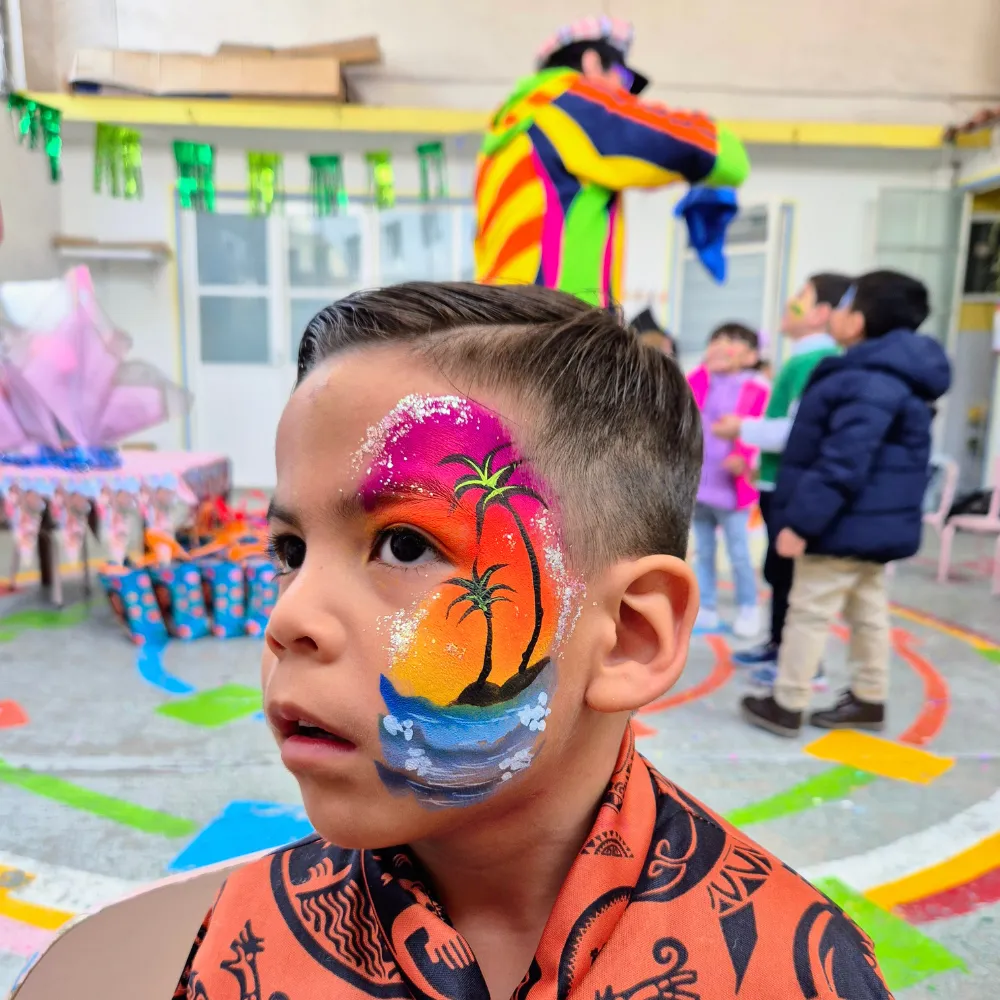 Pintacaritas de atardecer en la playa con palmeras olas y degradado sunset para niños en fiestas infantiles CDMX y EDOMEX