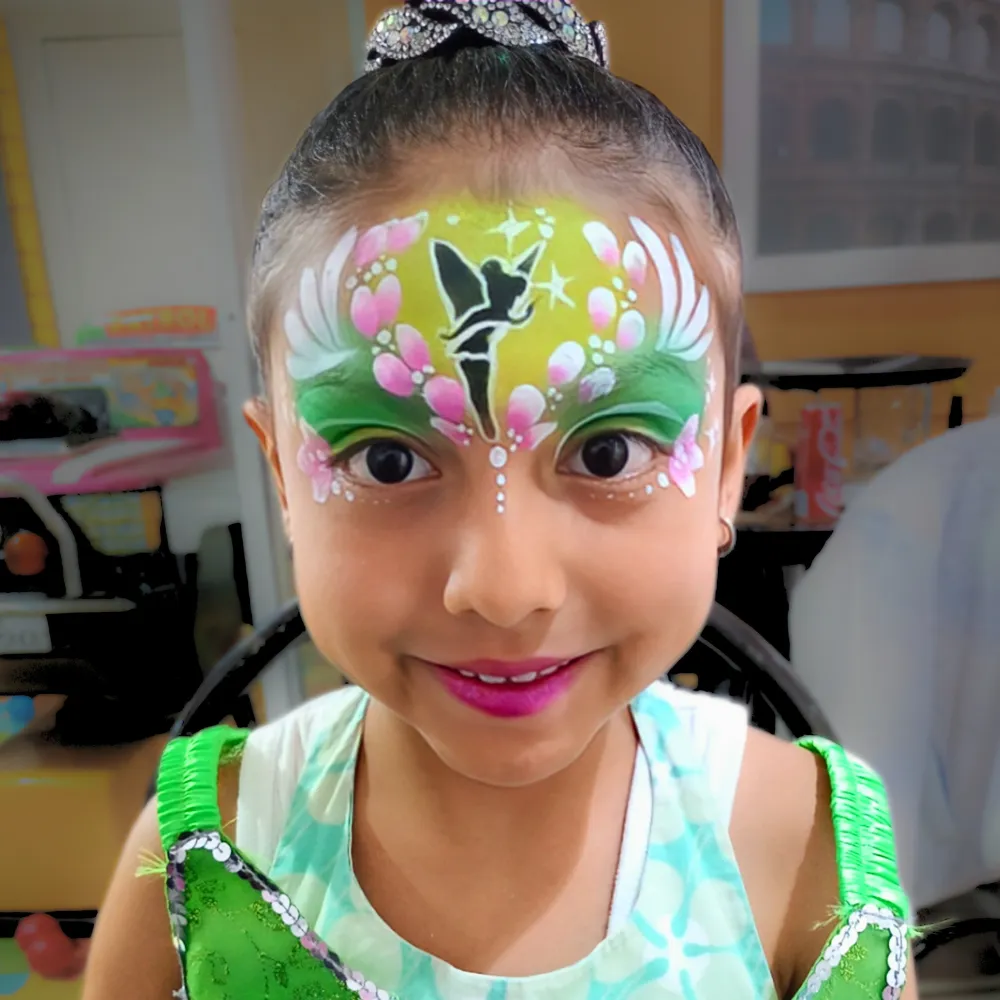 Pintacaritas de Campanita Tinkerbell con tiara verde mágica flores rosas y filigranas para niñas en CDMX y EDOMEX