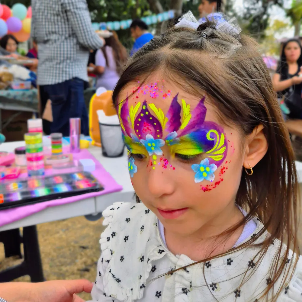Pintacaritas de corona floral de hada mágica con técnica One Stroke flores celestes y glitter para niñas en CDMX y EDOMEX