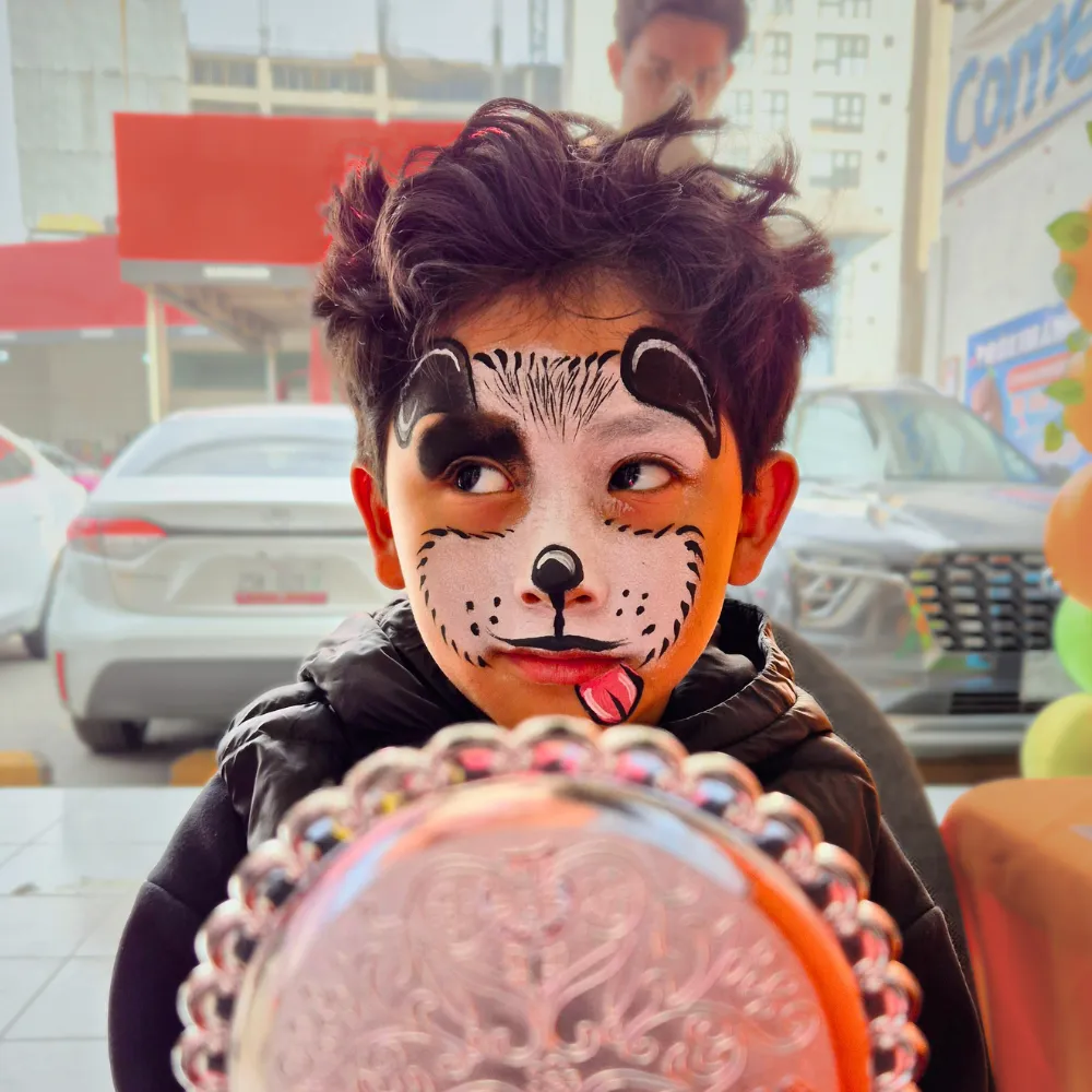 Pintacaritas de perrito dálmata con mancha en el ojo y lengua divertida para niños en CDMX