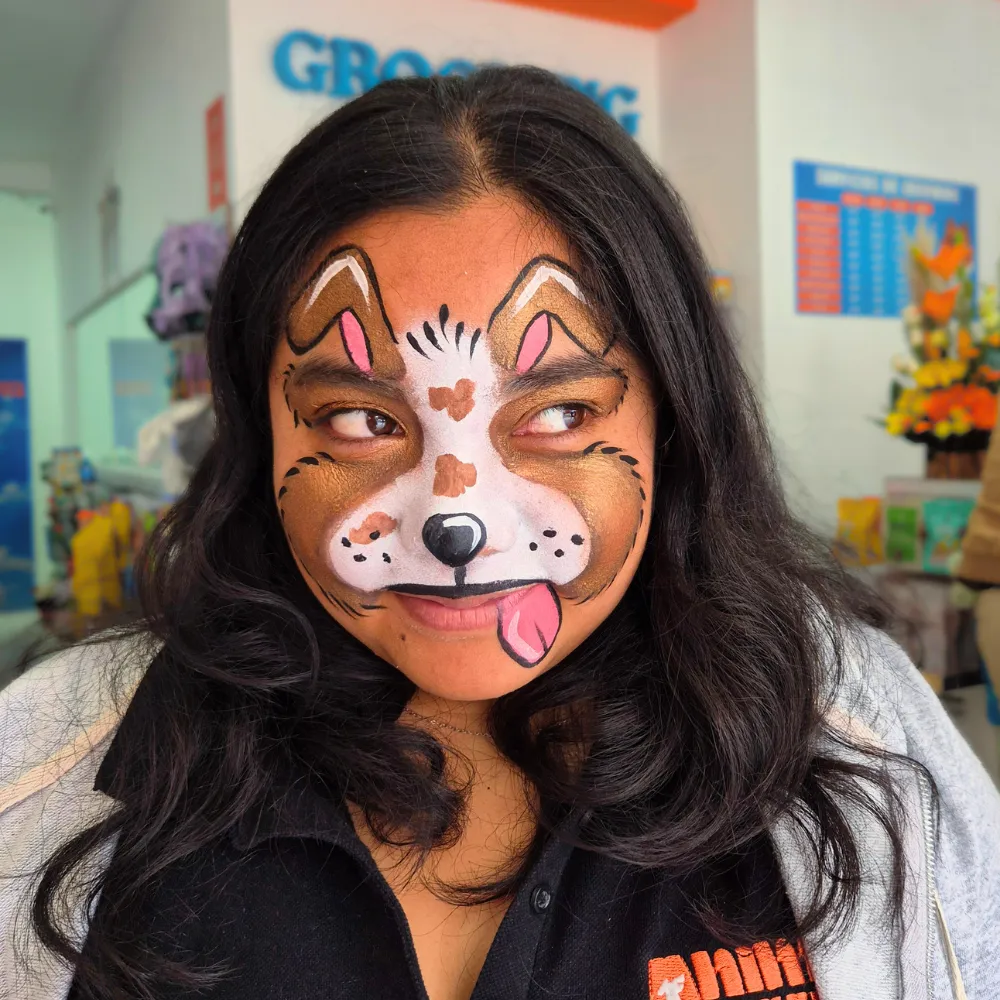 Joven adulta con maquillaje de perrito cachorro para eventos y activaciones en CDMX