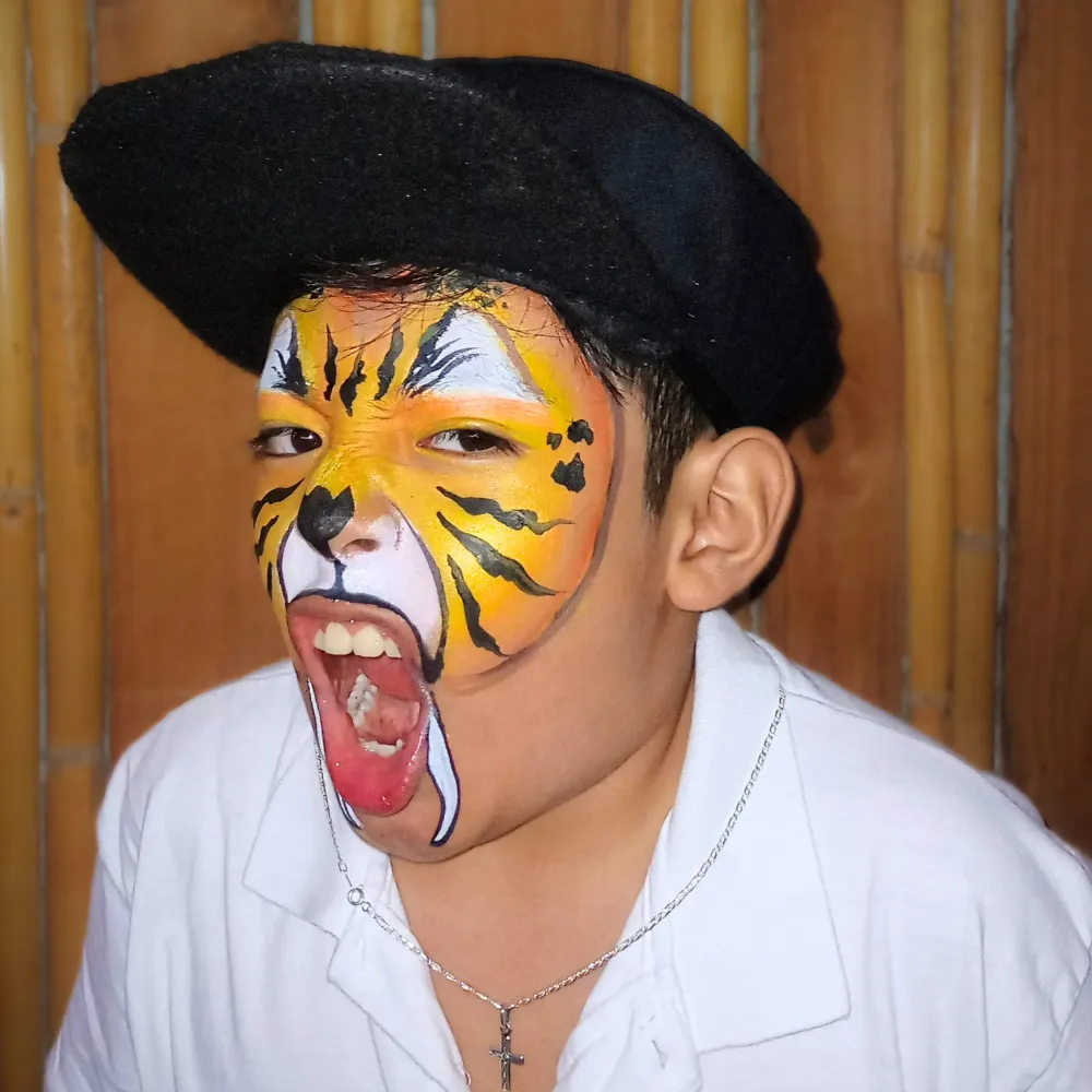 Pintacaritas de tigre feroz para niños con degradado amarillo y colmillos en barbilla en CDMX y EDOMEX