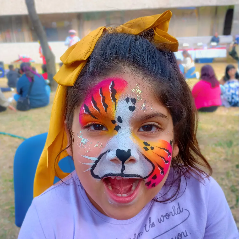 Pintacaritas de gatita tigre de fantasía neón con One Stroke y glitter para niñas en fiestas infantiles CDMX y EDOMEX