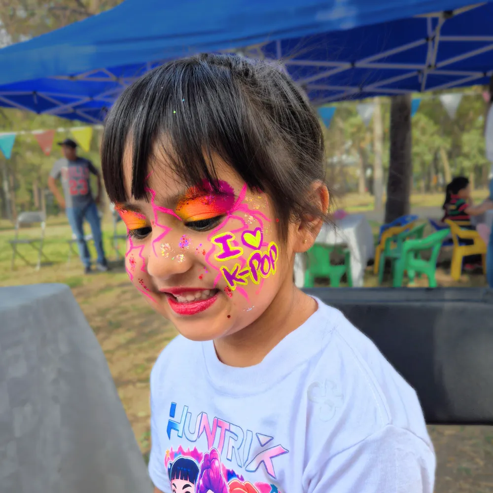 Pintacaritas temático I Love K-Pop con letras neón y degradado sunset para niñas en fiestas CDMX y EDOMEX