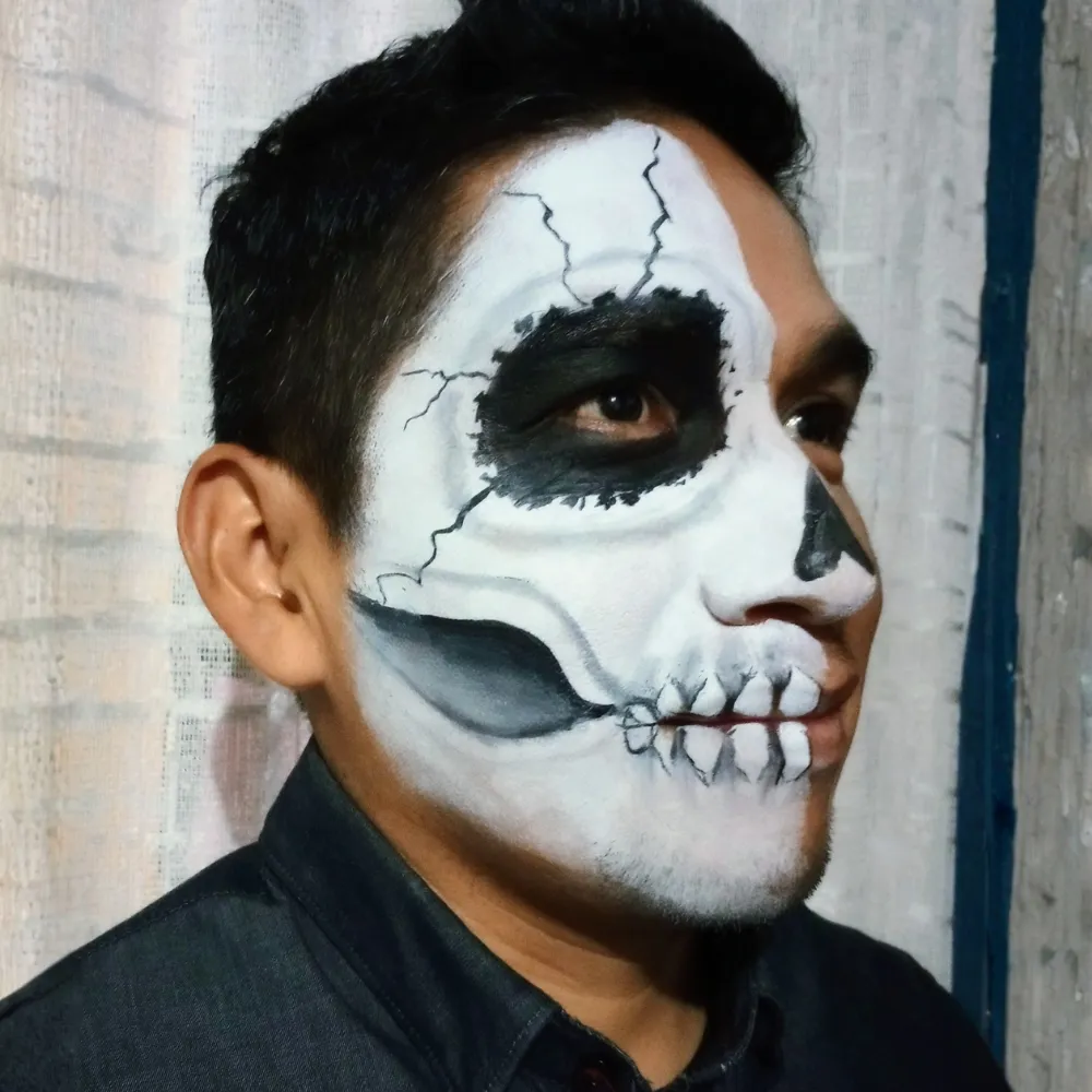 Maquillaje de media cara calavera realista con grietas y sombreado 3D para adultos en Día de Muertos y Halloween CDMX y EDOMEX