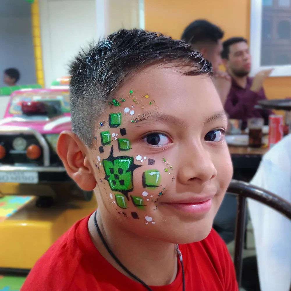 Pintacaritas de Minecraft con cara de Creeper bloques de píxeles verdes y glitter para niños en CDMX y EDOMEX