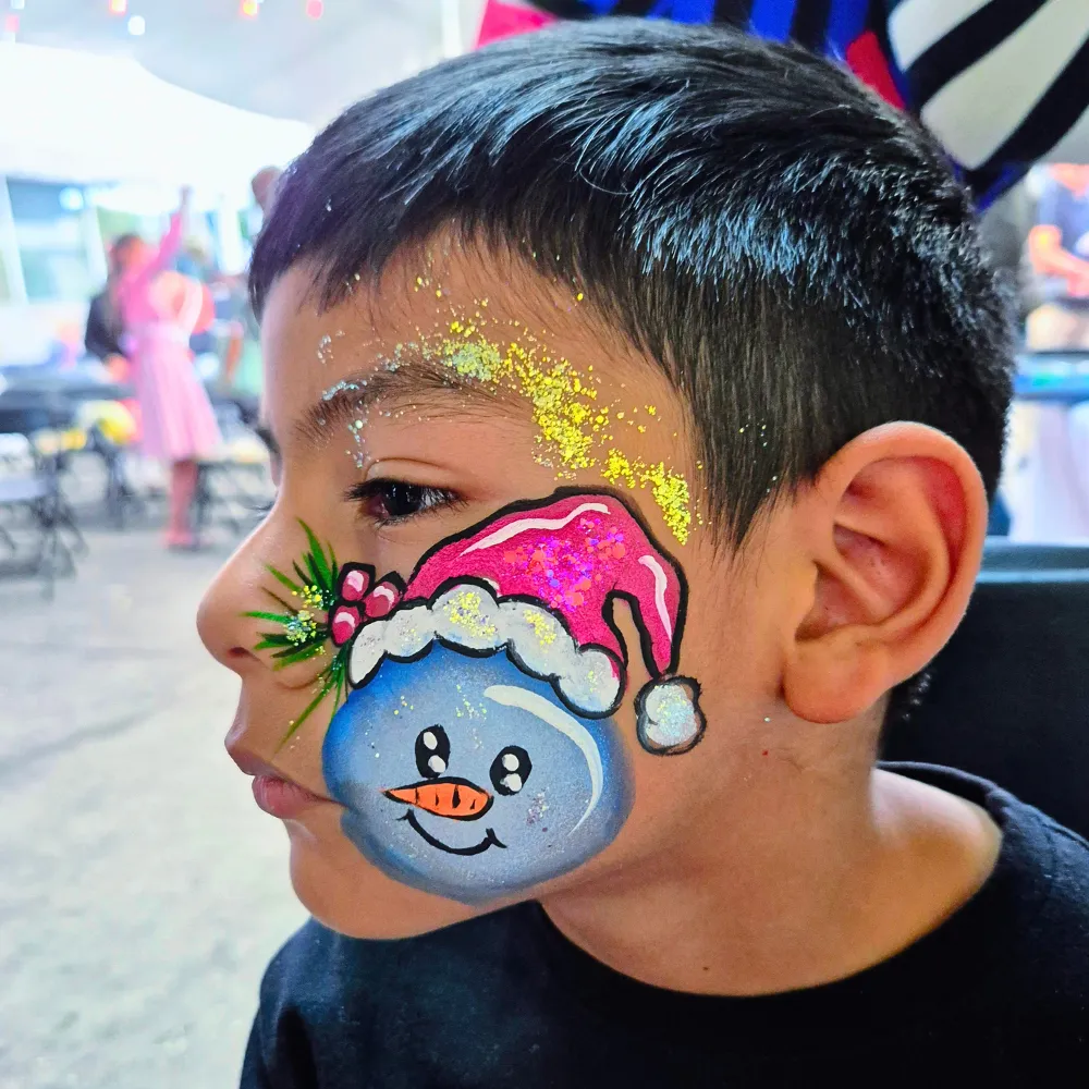 Pintacaritas de muñeco de nieve navideño con gorro de Santa Claus y glitter dorado para niños en CDMX y EDOMEX