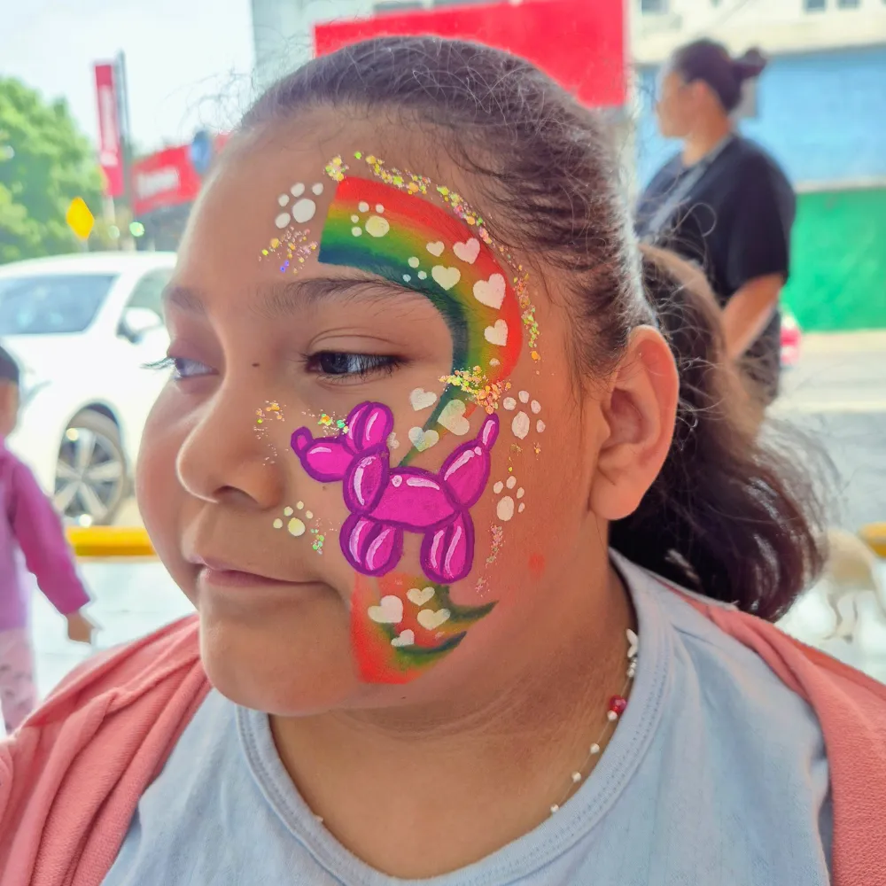 Pintacaritas de perrito de globoflexia rosa con arcoíris One Stroke y glitter para niñas en fiestas infantiles CDMX y EDOMEX