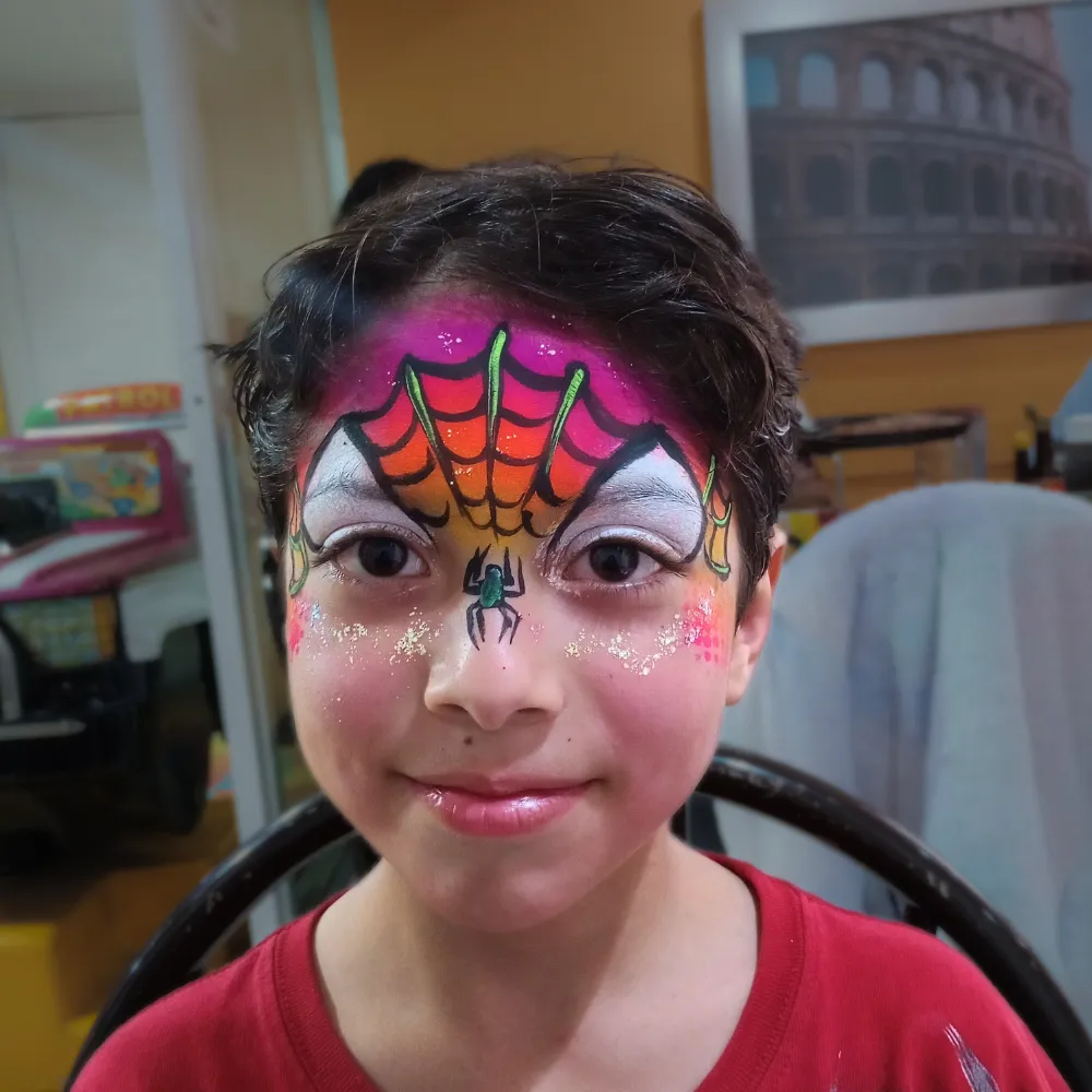 Pintacaritas de Spider-Gwen con antifaz de telaraña degradada en rosa neón naranja y araña central en CDMX y EDOMEX
