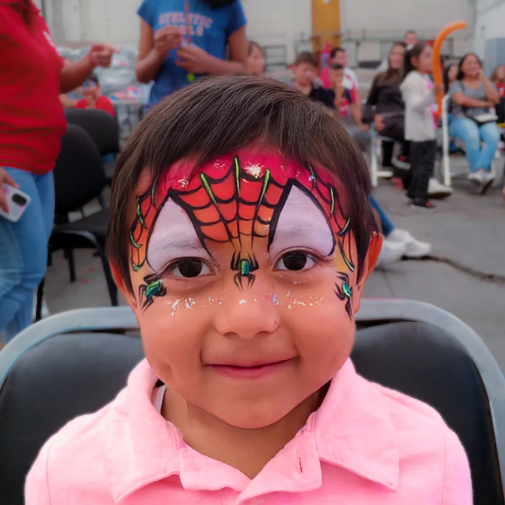 Pintacaritas de Spider-Man con antifaz de telaraña degradada y araña central para niños en CDMX y EDOMEX