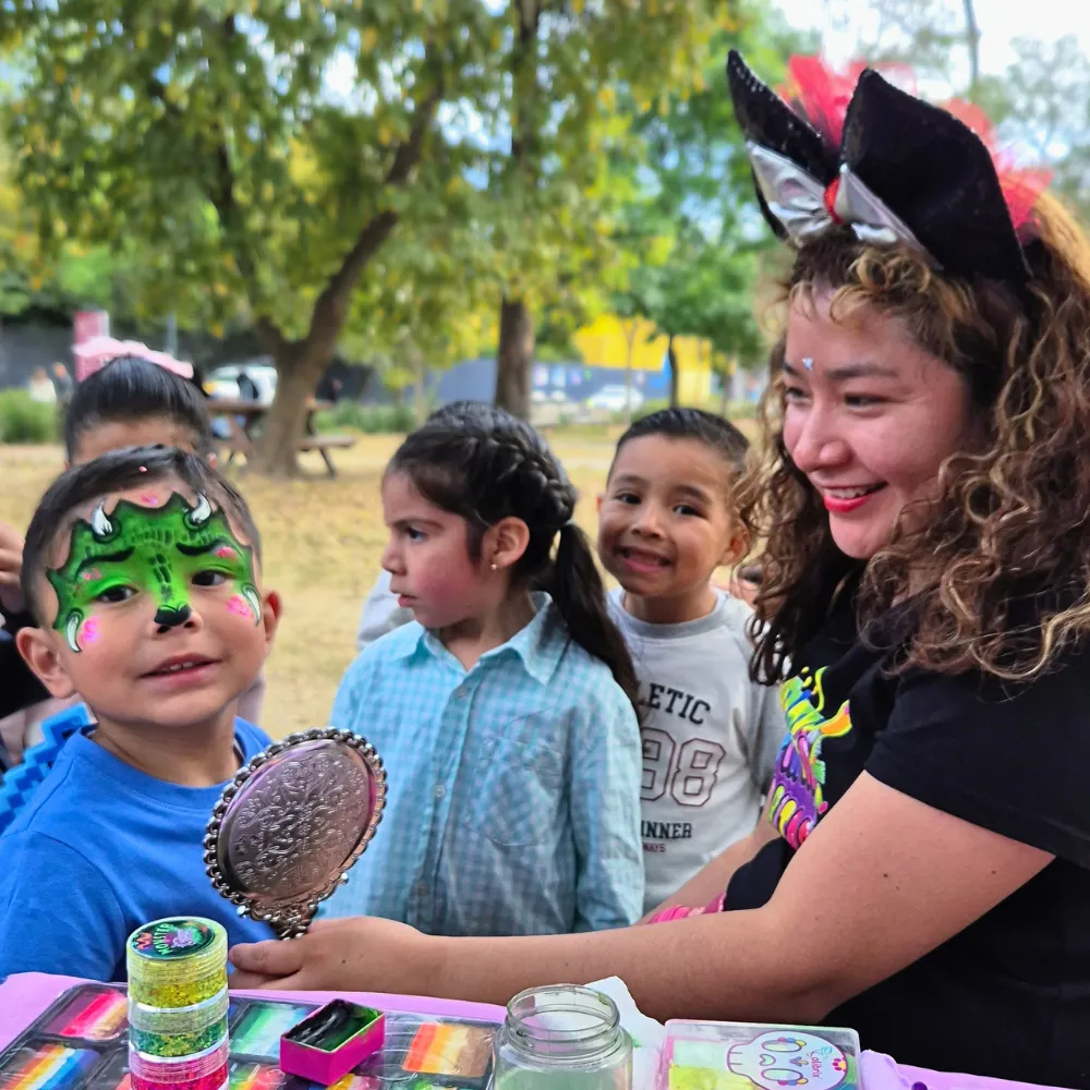 Maquillista profesional mostrando el resultado al espejo a un niño en evento infantil CDMX y EDOMEX